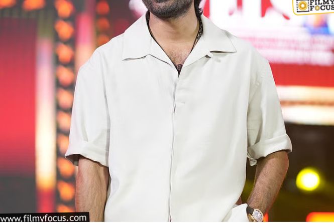 విజయ్ దారిలో మరో కోలీవుడ్ స్టార్ హీరో.. ఆ మాటలకు అర్థం ఇదేనా? విజయ్ దారిలో మరో కోలీవుడ్ స్టార్ హీరో.. ఆ మాటలకు అర్థం ఇదేనా?