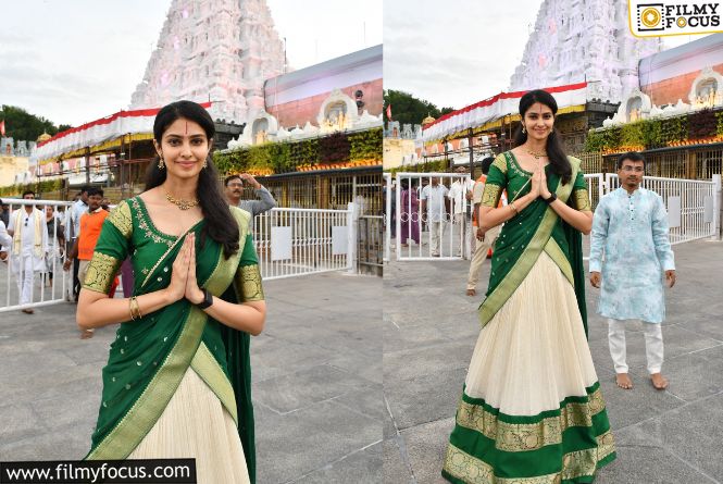 Manasa Varanasi: తిరుమలలో కుర్ర హీరోయిన్కి సెల్ఫీ తిప్పలు.. ఇదెంతవరకు కరెక్ట్ చెప్పండి? Manasa Varanasi: తిరుమలలో కుర్ర హీరోయిన్కి సెల్ఫీ తిప్పలు.. ఇదెంతవరకు కరెక్ట్ చెప్పండి?